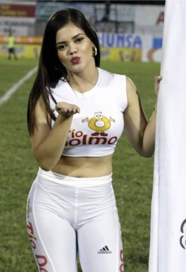 Bonita edecán manda un beso al lente de Diario La Prensa previo al inicio del partido Honduras Progreso-Vida.