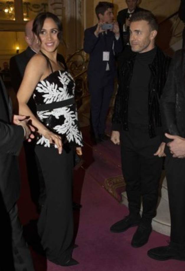 La gala que se realizó en el centro de Londres, busca recaudar dinero para ayudar a artistas de Gran Bretaña que necesiten ayuda.