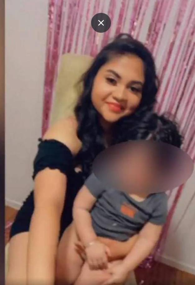 Los escalones de entrada al apartamento están cubiertos de flores y velas colocadas allí por amigos, como Tamara. 