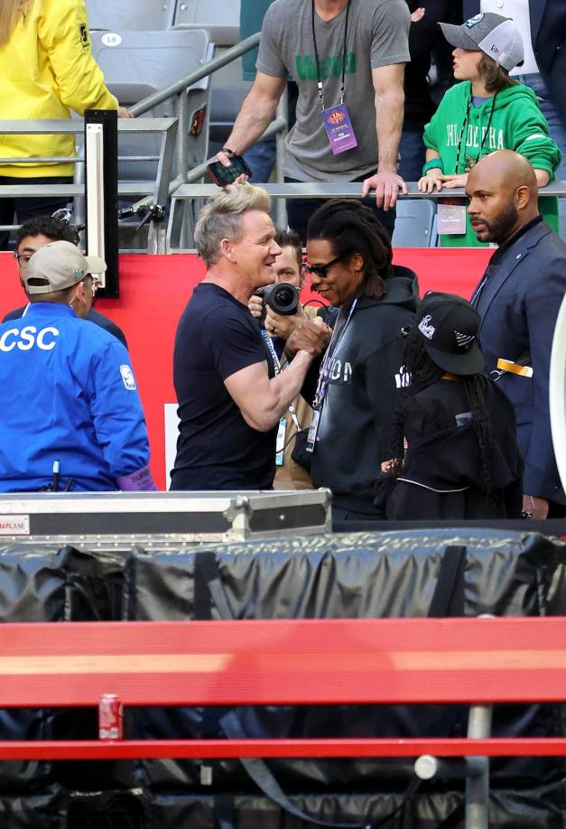 El Chef Gordon Ramsay, Jay-Z, yBlue Ivy Carter se saludaron a su llegada.