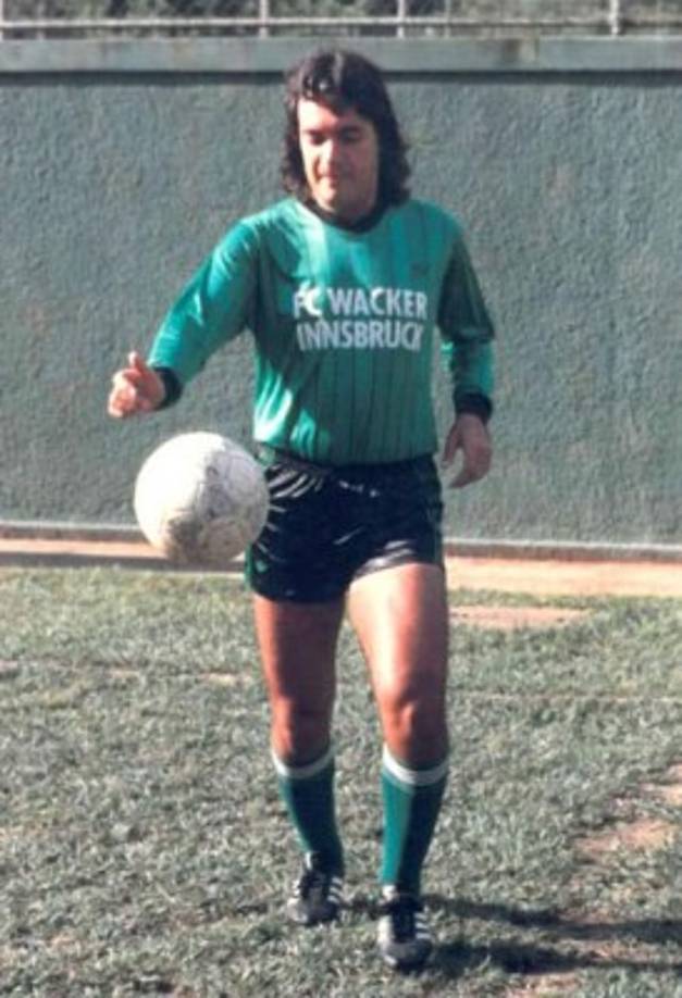'El Kaiser', como lo apodaban por aquellos años, quería ser futbolista pero odiaba el fútbol. En una época donde no había tanta tecnología, cumplió su meta, pasó por más de 10 clubes y nunca disputó un partido completo.