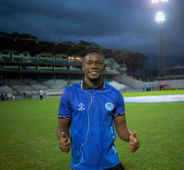 El Victoria anunció la renovación del atacante colombiano Luis Hurtado por los siguientes dos torneos. 