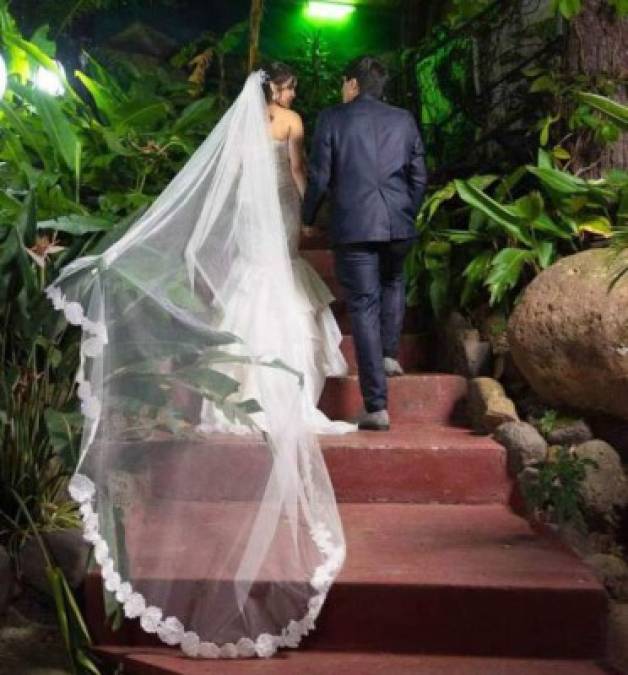 Israel Fonseca ha compartido en sus redes sociales lo que fue su elegante boda. El exjugador del Olimpia decidió casarse y al evento acudieron familiares de ambos.
