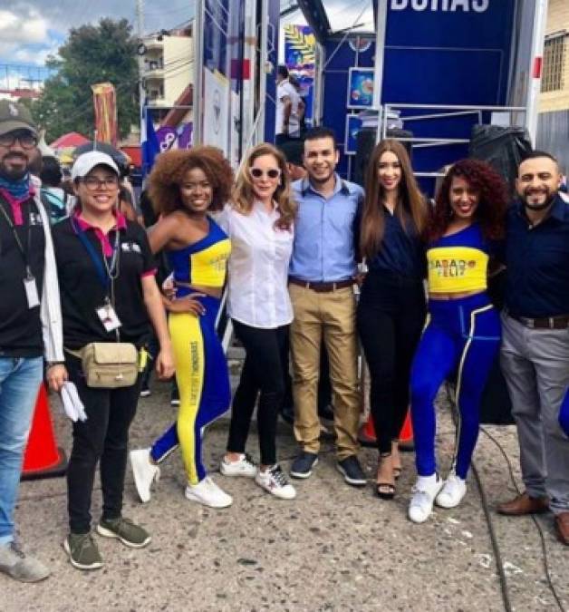 Daniela Servellón y los demás presentadores fueron los encargados de inaugurar el escenario de TVC.