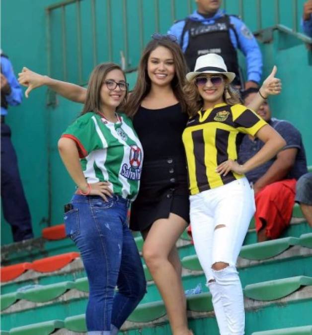 La guapa ex Miss Honduras Universo 2016, Sirey Moran (centro), no se perdió el derbi sampedrano de su equipo Real España y estuvo acompañada por una hincha del Marathón y otra de la Máquina.