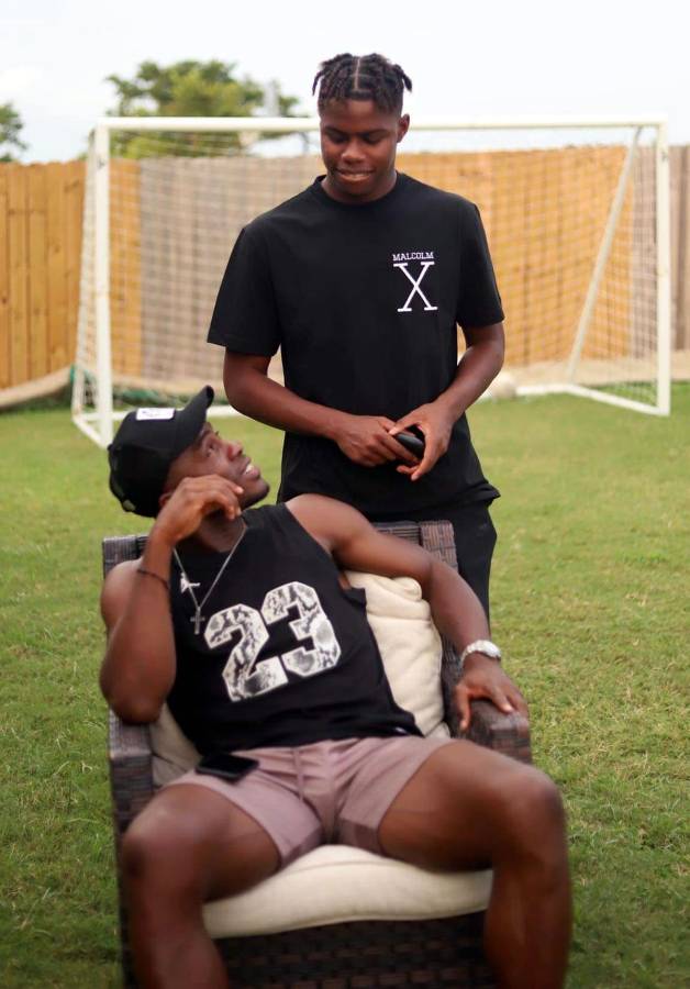 Durante la entrevista, su hijo Keyrol Figueroa apareció.