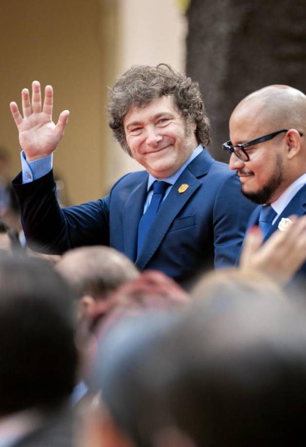 En la ceremonia se saludó con el rey Felipe VI de España. Recientemente el gobierno español retiró su embajadora de Buenos Aires.