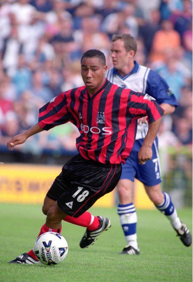 En ese lugar, Whitley se convirtió en vendedor de autos en el Stockport Car Supermarket. “Fue algo en lo que caí después de jugar”, reveló al diario inglés The Sun.