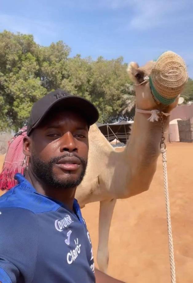 Clayvin Zúniga y una selfie para el recuerdo con este camello.