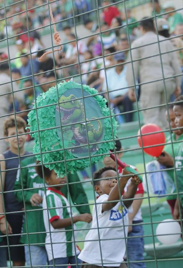 También hubo piñatas que hicieron felices la tarde de los pequeños aficionados del Marathón.