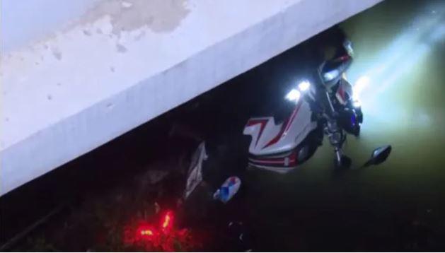 La motocicleta quedó abandonada a escasos metros del cuerpo de la dama.