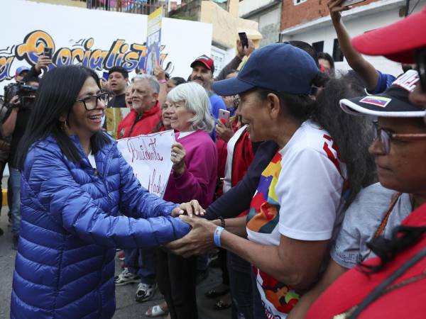 Fotografía cedida por el Palacio de Miraflores que muestra a la presidenta encargada de Venezuela, Delcy Rodríguez (i), saludando a una simpatizante en Caracas.
