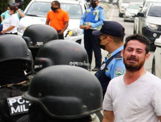 Roger Enrique Lanza llegó llorando a la escena del crimen donde botó el cadáver de su esposa Jennifer Galdámez.