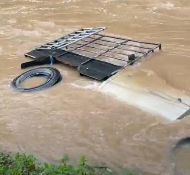 Anoche, el río Sambunango de Jutiapa, Atlántida, arrastro un vehículo, pero su ocupante pudo salir a tiempo.