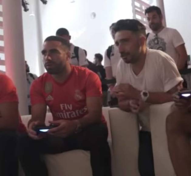 Dani Carvajal jugando al FIFA con aficionados.