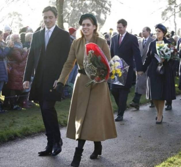 Según People, esta fue la primera vez que Edoardo Mapelli Mozzi acompañó a Beatriz en el tradicional paseo navideño de la familia real a la iglesia.