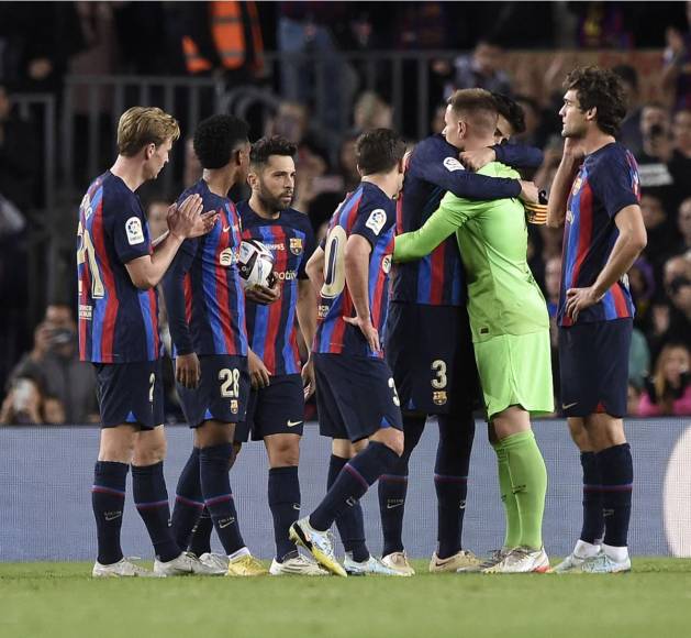 Cada uno de los jugadores del Barcelona en el campo le dio un cariñoso abrazo a Gerard Piqué antes de abandonar la cancha.