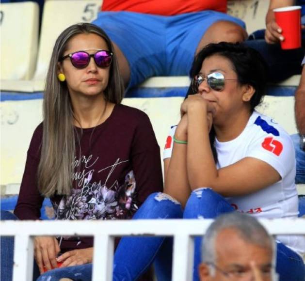 Bellas chicas en las gradas del estadio Nacional durante el clásico capitalino Olimpia-Motagua.