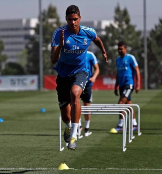 Varane: El defensor francés ha revelado en el Diario Marca que seguirá una campaña más en Real Madrid luego de que meditaba irse del club merengue. 'Voy a seguir en el Madrid el año que viene', dijo.<br/><br/><br/>