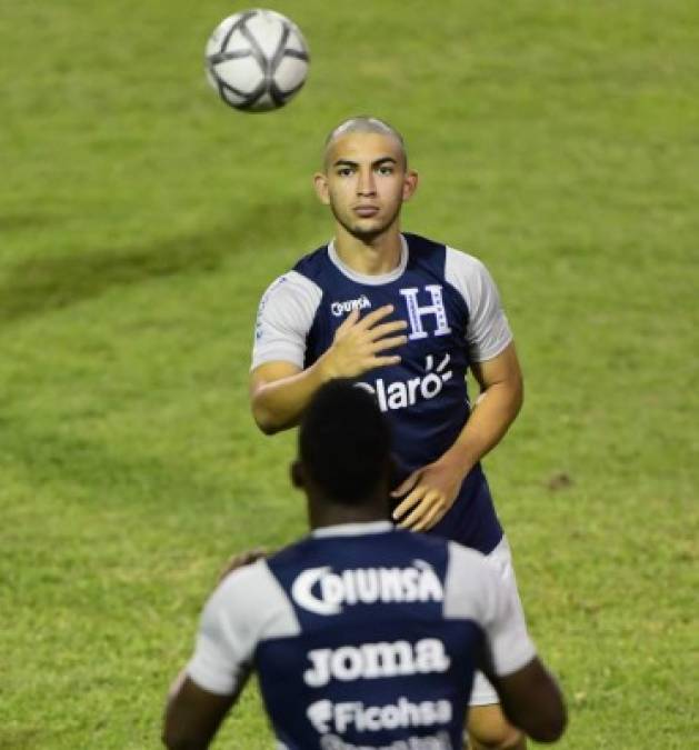 El talentoso mediocampista Jonathan Rubio tampoco se salvó y hoy luce calvo ya que fue otro de los que debutó con la selección de Honduras.