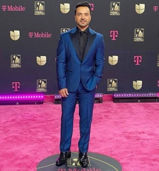 Luis Fonsi optó por un look casual. MIRA MÁS: <a href='https://www.laprensa.hn/fotogalerias/farandula/1358367-411/premios-lo-nuestro-vestidos-mas-atrevidos-reveladores-2020' style='color:red;text-decoration:underline' target='_blank'>Los looks más atrevidos y reveladores de Premio Lo Nuestro 2020</a>