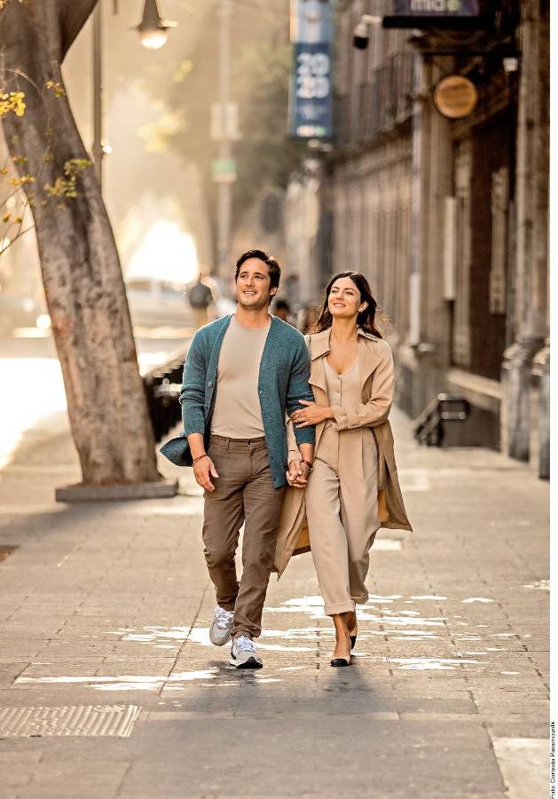 Diego Boneta y Mónica Bárbaro en una escena de “At Midnight”.