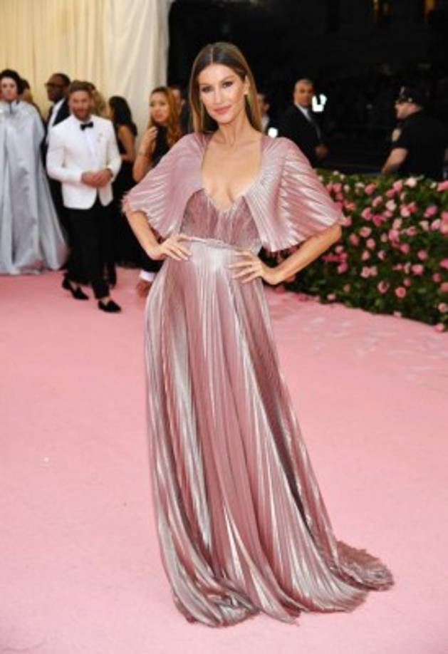 La supermodelo brasileña Gisele Bündchen lució impecable con un diseño en tonos metálicos de Dior.