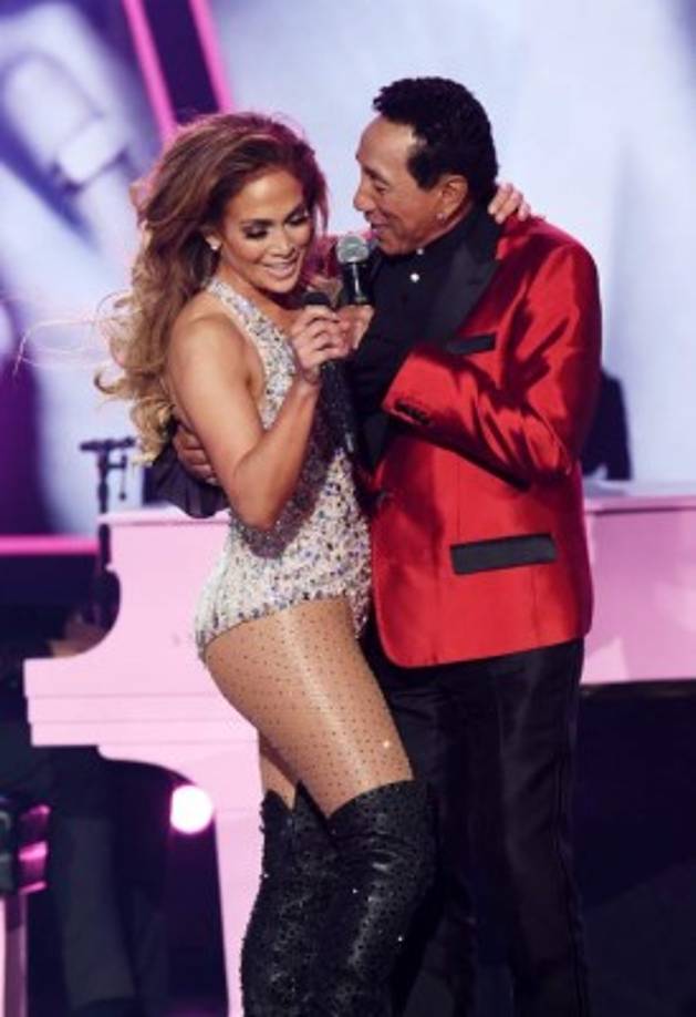 Jennifer López contó con preciadas colaboraciones noche como las de Smokey Robinson, toda una figura de Motown, o Alicia Keys, que ejercía además como presentadora de los Grammy.