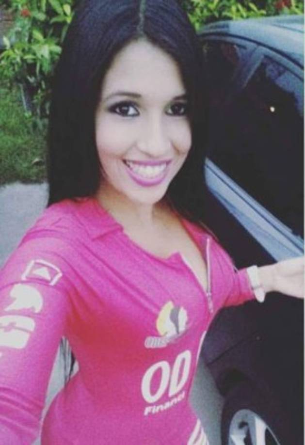 También tiene mucho talento en el baile. Es una joven que acapara las miradas al lugar que asista.