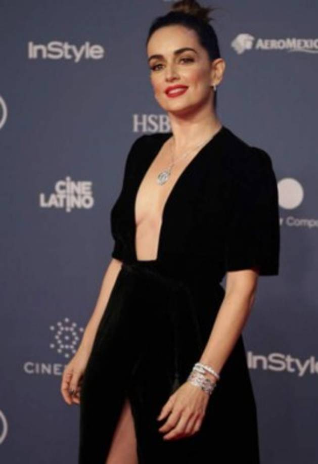 'Por favor manden un mail a @veracruzana_ac veracruzana8@gmail.com, queremos saber cómo poder ayudarlos de manera directa con recurso que designamos para desastres naturales ya que así fue como inició la fundación. 🙏🏽 Tenemos una cantidad limitada pero queremos usarla de la manera más directa y urgente. Gracias', escribió la actriz.