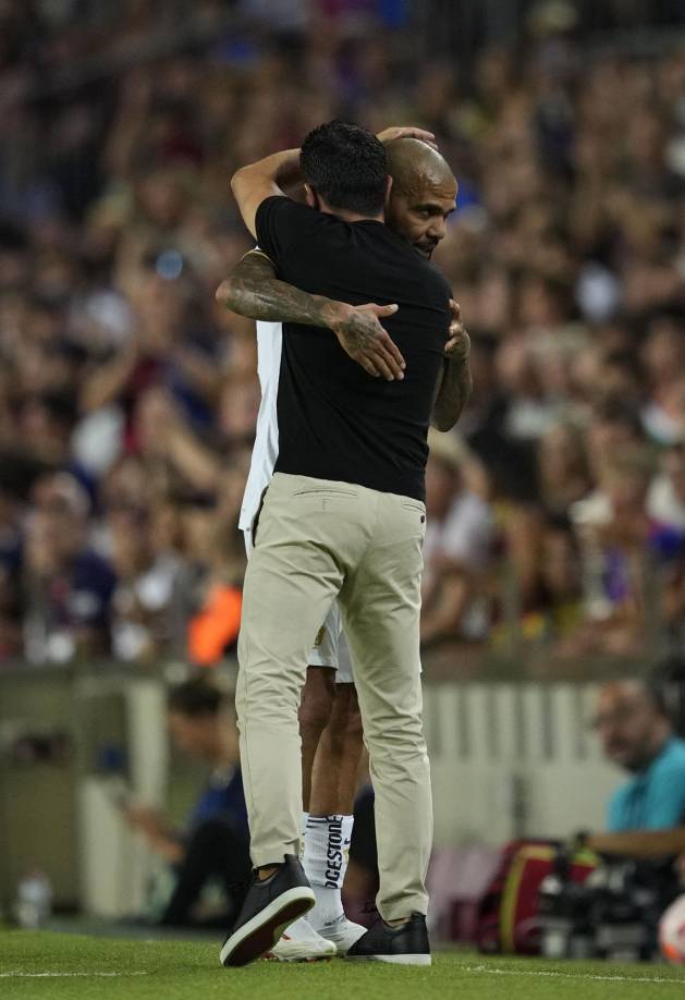 Dani Alves fue reemplazo en el tramo final del juego y recibió un tremendo abrazo por parte de Xavi Hernández.