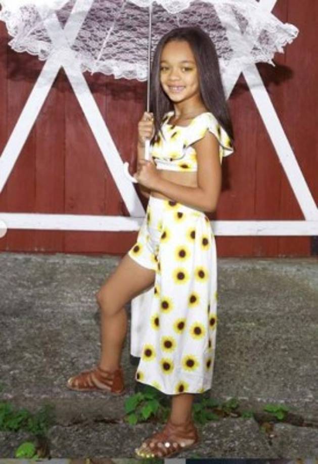 La pequeña doble de Rihanna es Ala’a Skyy, según el usuario a quien etiquetó la cantante en la imagen que compartió.