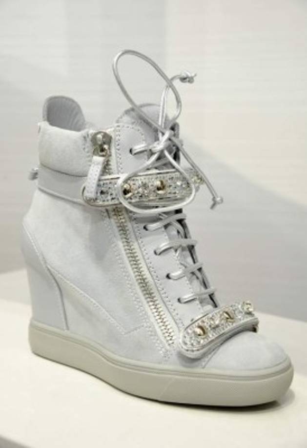 Este modelo casual tiene un costo de 35,385 lempiras, los hay también en negro.