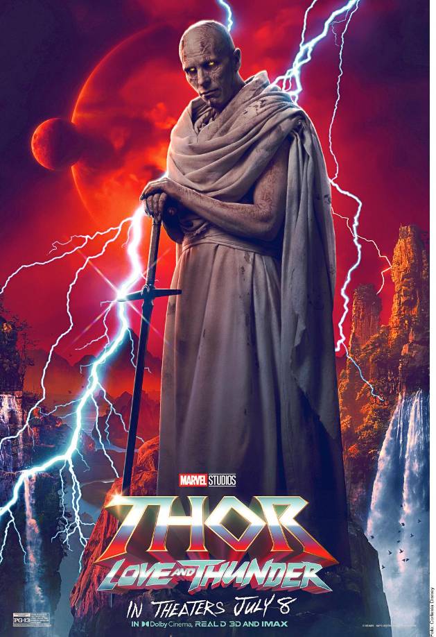 Llena de música de Guns N’ Roses y con una estética grandilocuente y ruidosa, .Amor y Trueno toma como esqueleto, entre otras, algunas historietas escritas por Jason Aaron. El autor, en varios arcos, hizo que Jane asiera Mjölnir, pero también que Thor luchara contra Gorr, el Dios Asesino. Interpretado por Christian Bale, quien estuviera detrás de la máscara de Batman hace unos años, blande la Necroespada, letal contra dioses. Pesadilla de las divinidades, el terrorífico ser caza una tras otra: las aborrece, pues cuando más las necesitó, le dieron la espalda.