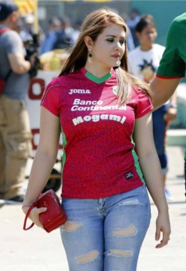 Esta hermosa joven llegó al estadio Yankel Rosenthal para apoyar al Marathón contra Olimpia.