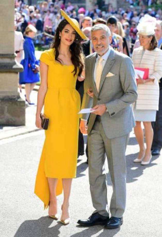Amal Clooney destacó en un Stella McCartney de color mostaza, a juego con una pamela del mismo tono. <br/>