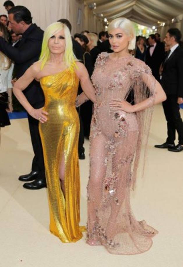 La diseñadora Donatella Versace (izq.) con la celebridad Kylie Jenner.<br/>