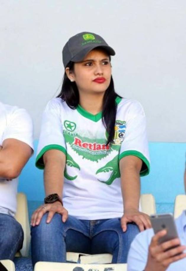 Una aficionada del Juticalpa en el estadio Nacional apoyando a su equipo ante Olimpia.