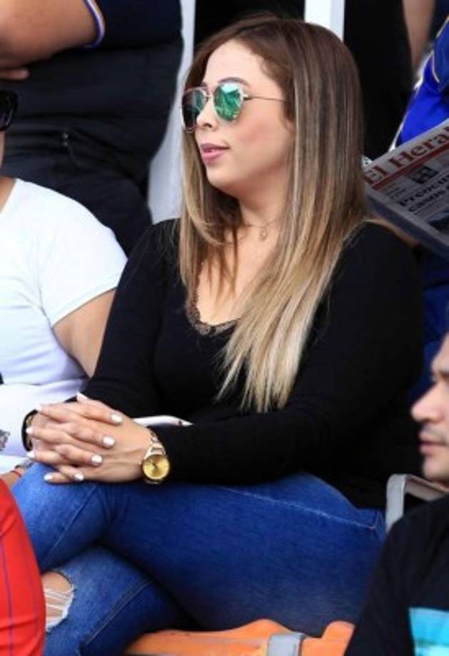 Una guapa aficionadas en las gradas del estadio Nacional.