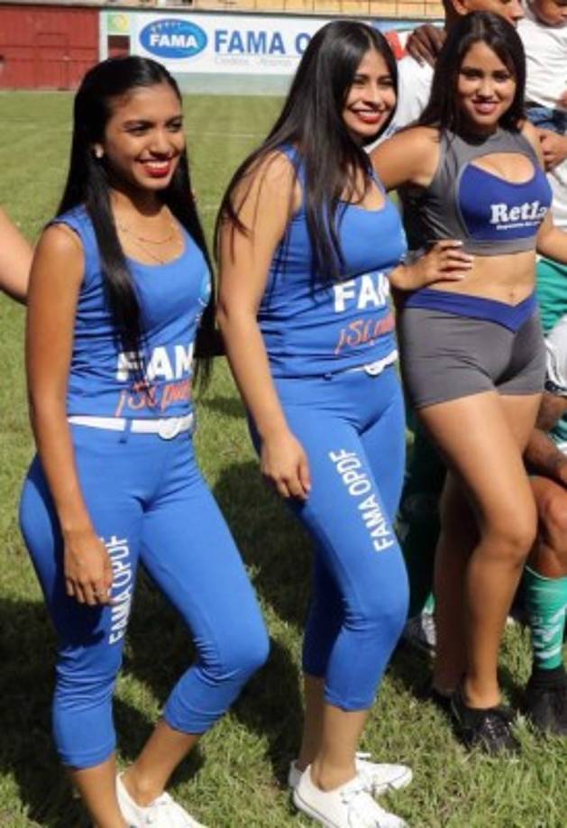 Edecanes en el estadio Juan Ramón Brevé durante el partido Juticalpa-Real España.