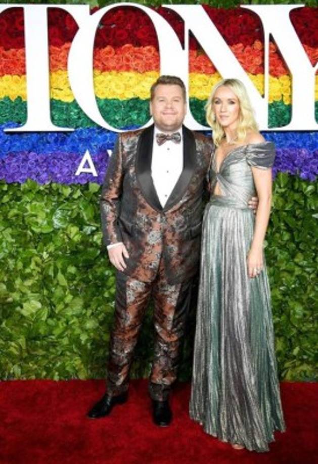 Como anfitrión de la noche, James Corden llevaba un traje colorido y estampado y una corbata de lazo a juego, aunque lo cambió varias veces durante la ceremonia. Esta fue su segunda vez en conductor del evento desde 2016.<br/><br/>