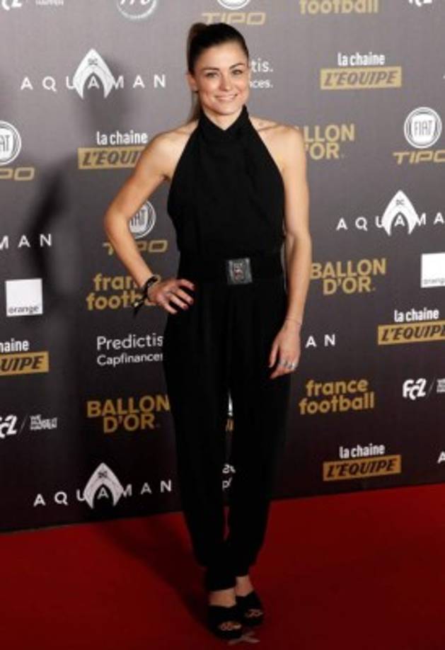 La jugadora del París Saint Germain, Laure Boulleau, posa para los fotógrafos a su llegada a la Gala del Balón de Oro.