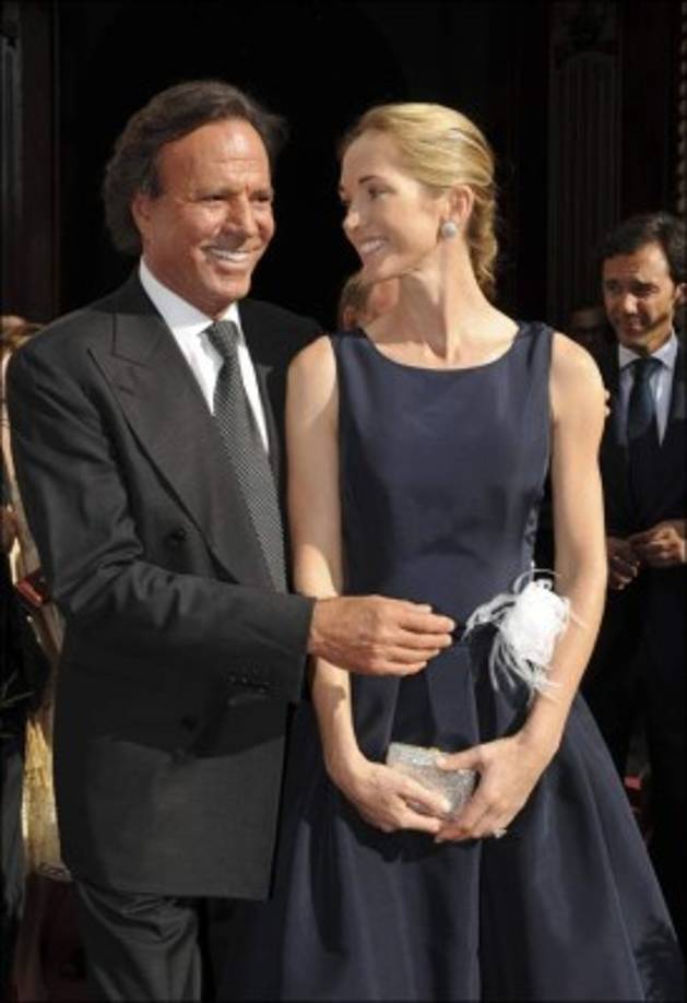 Julio Iglesias y Miranda. 23 años de diferencia. En 2010, el cantante con fama de mujeriego, se casó con la exmodelo holandesa.