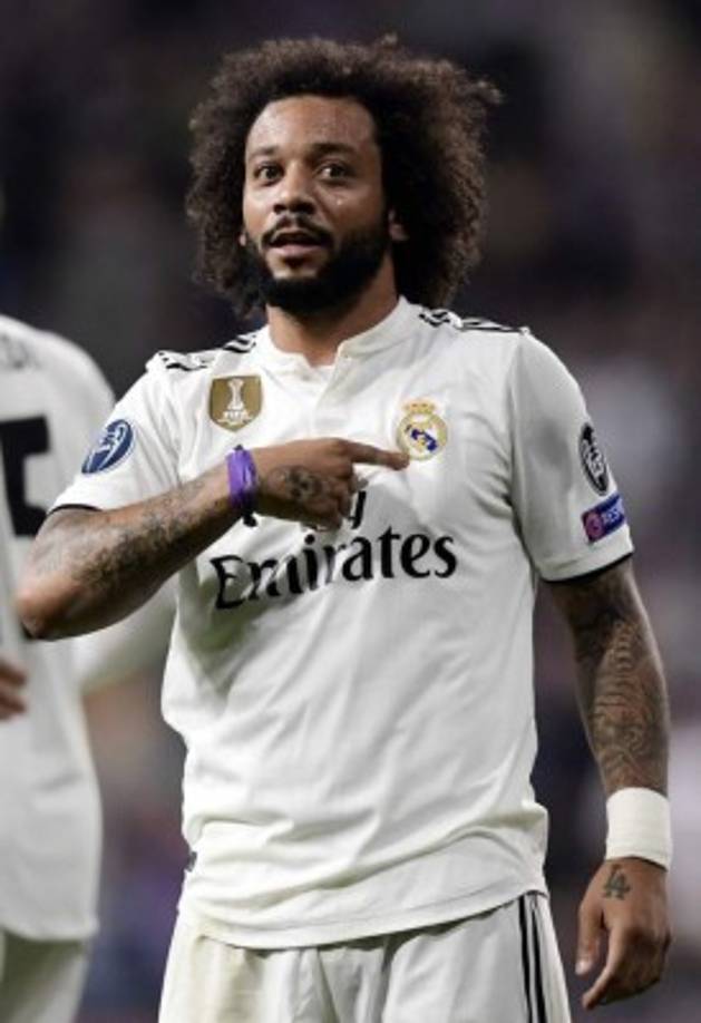 Marcelo - La temporada del brasileño está mostrando sus dos caras futbolísticas. Deficiente en defensa, con fallos groseros como los que cometió en la Supercopa (el empate del Atlético vino precedido de un fallo suyo al intentar evitar un saque de banda), contra el Sevilla (naufragó ante Jesús Navas) o frente al Athletic de Bilbao. Jugará de titular aunque llega justo físicamente: en Champions recibió un fuerte golpe en el tobillo que hizo saltar las alarmas, pero desde el jueves se ha estado entrenando con el grupo.