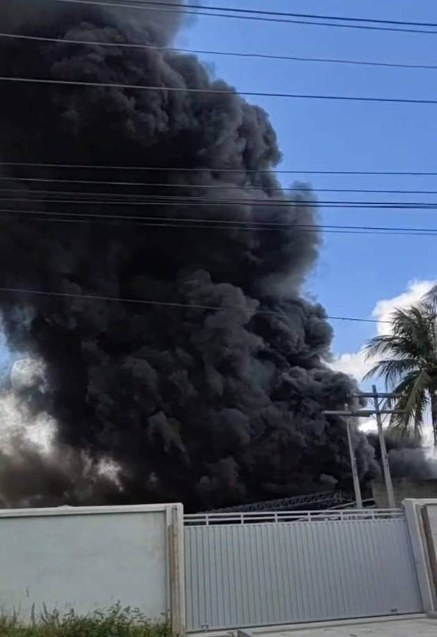 Los bomberos están trabajando arduamente para sofocar el incendio en la Vuelta del Cura.