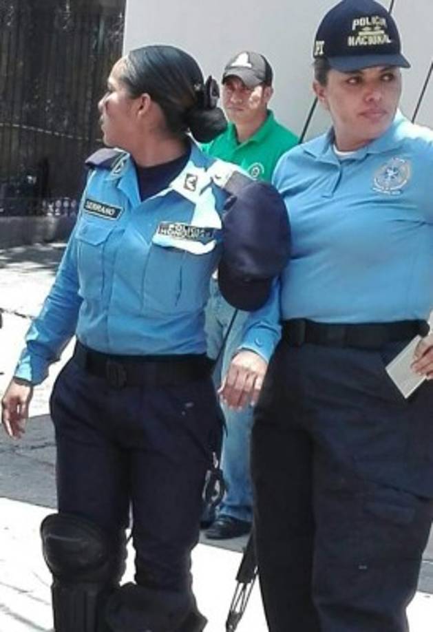 Una mujer policía fue alcanzada por las piedras lanzadas por los manifestantes en el centro de Tegucigalpa.