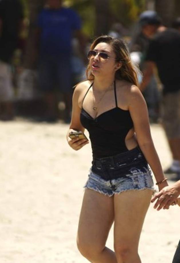 Durante la semana de vacaciones, chicas de todas las edades vistieron bañadores coloridos de una o dos piezas y, más que por bailar o sumergirse en el mar, cautivaron las miradas por sus encantos naturales que, en muchos casos, dejaron al descubierto.