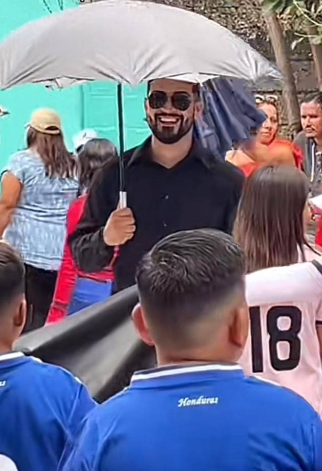 El profesor Lizardo, conocido por su carisma, enseña educación física en este prestigioso centro educativo.