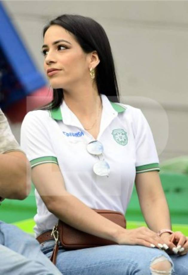 Erika Cabrera, la bella esposa de Mario Martínez, estuvo en las gradas del Yankel Rosenthal apoyando a su pareja en el partido.