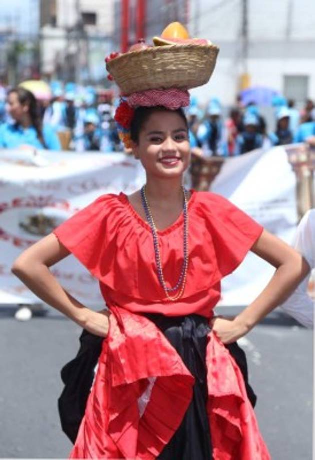 Radiantes trajes típicos y bellas chicas fascinan al público en los desfiles.